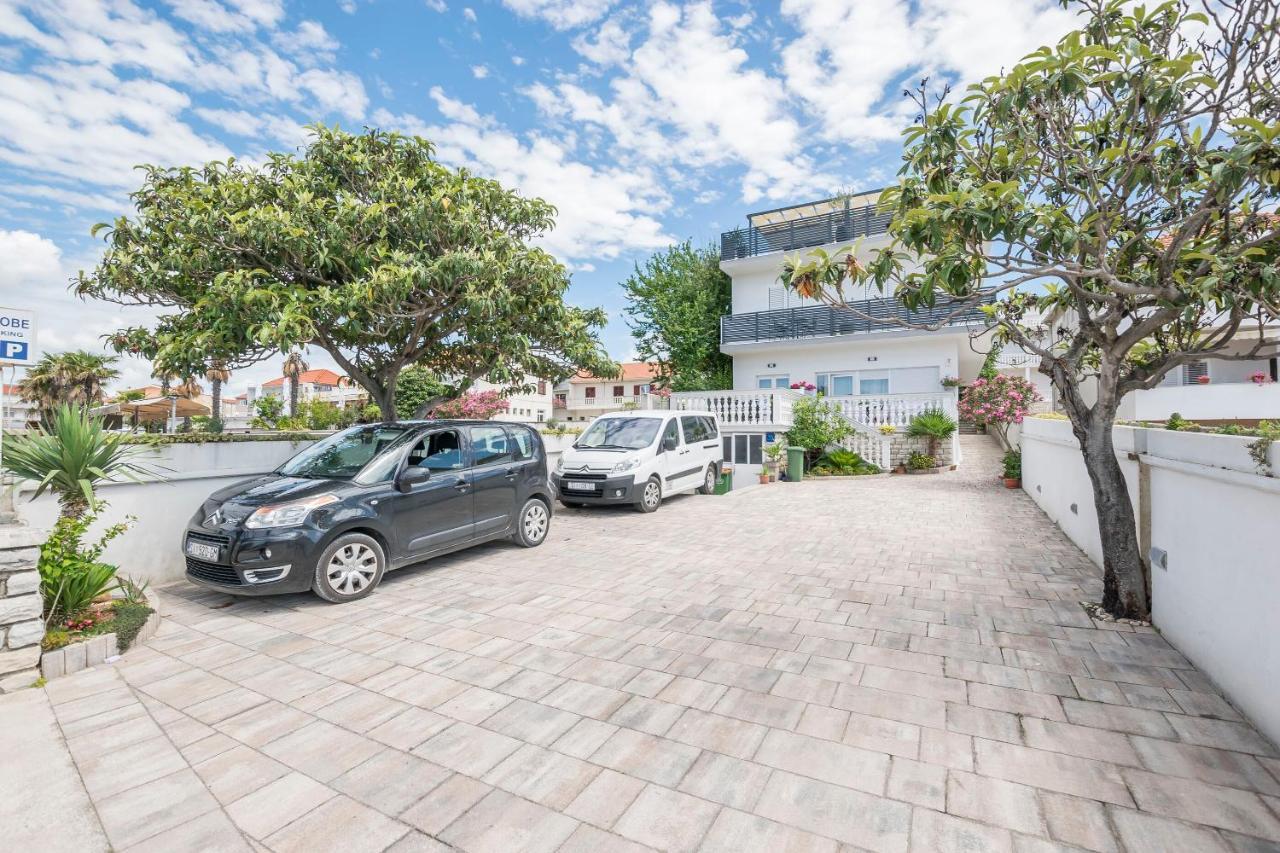 Apartments And Rooms Mare Vodice Bagian luar foto
