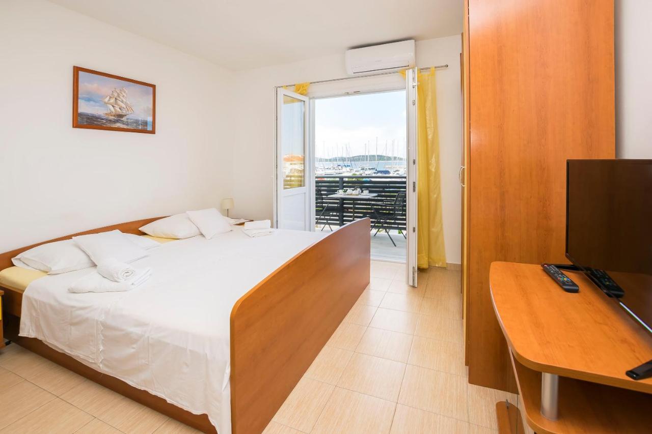 Apartments And Rooms Mare Vodice Bagian luar foto