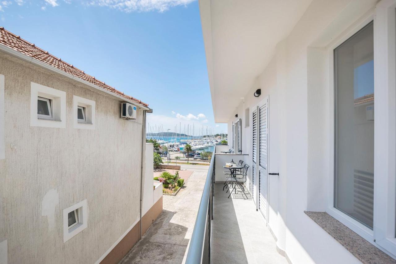 Apartments And Rooms Mare Vodice Bagian luar foto