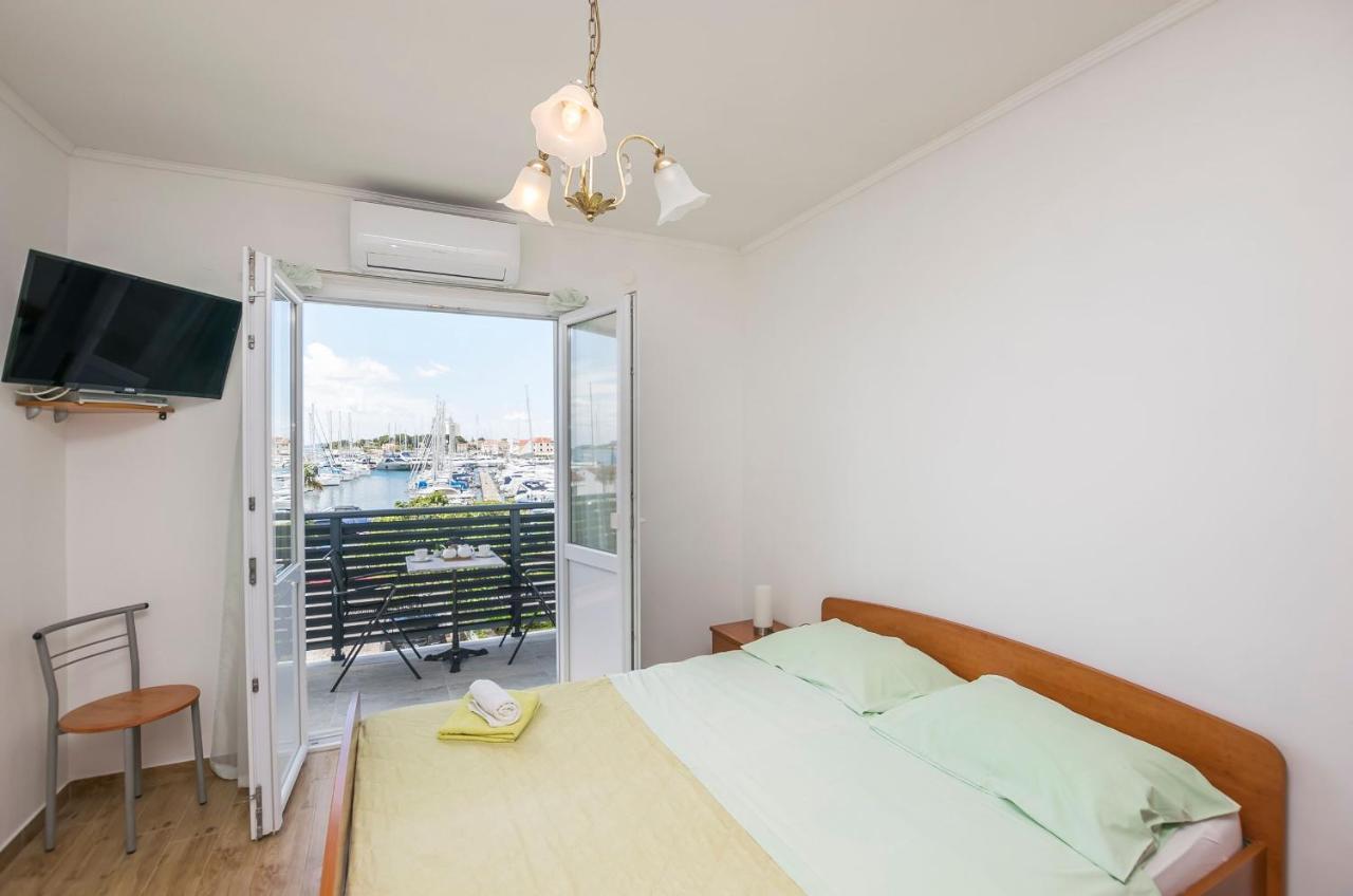 Apartments And Rooms Mare Vodice Bagian luar foto